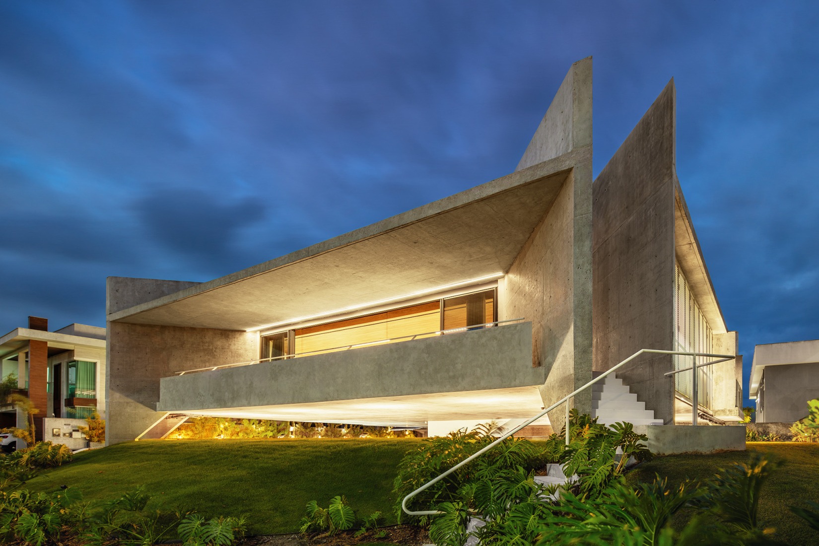HAVEBLUE House by Yuri Vital Arquiteto. Photograph by Nelson Kon.