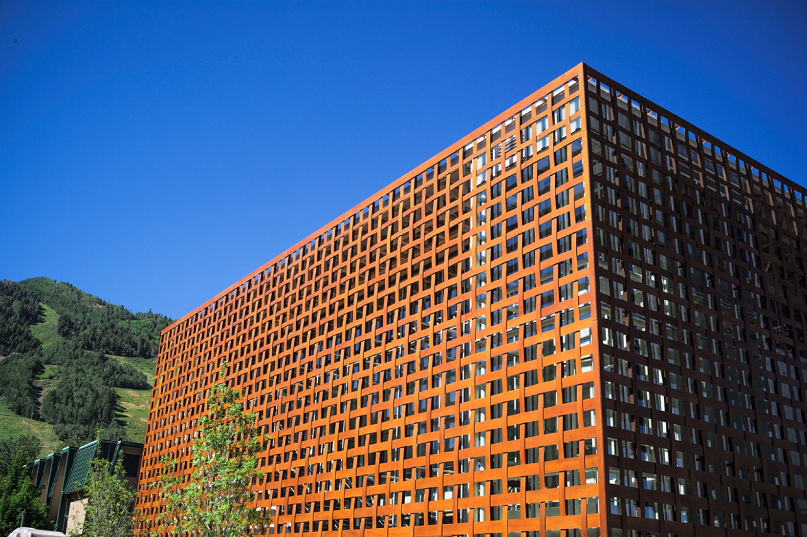 Outside vision. The New Aspen Art Museum by Shigeru Ban. Photography © David X Prutting/AAM. 