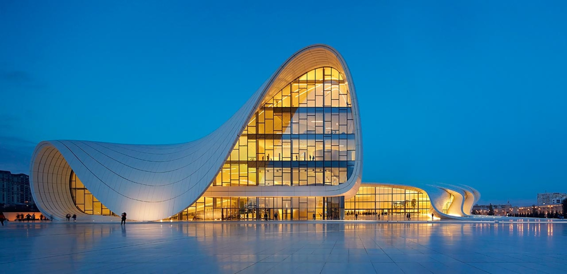 Ganador de Exteriors: Centro Cultural Heydar Aliyev por Zaha Hadid Architects. Fotografía © Hufton and Crow.