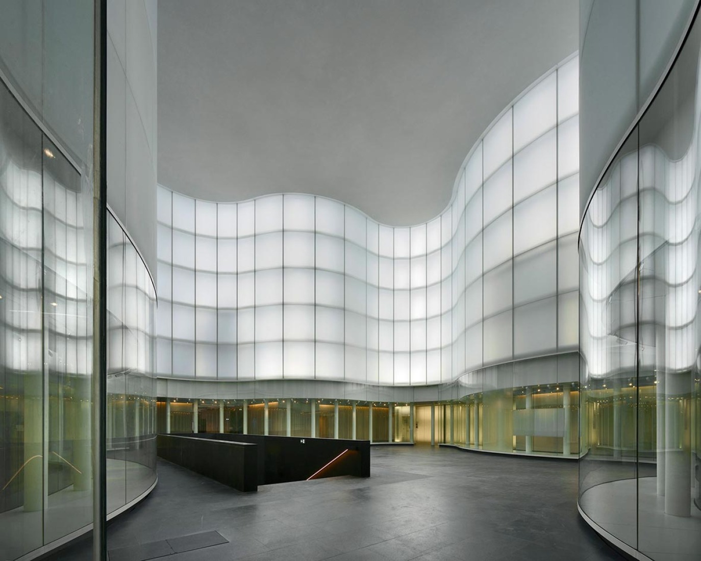 El espacio funciona a modo de plaza. Ciudad de la Cultura por David Chipperfield Architects. Fotografía © Oskar Da Riz.