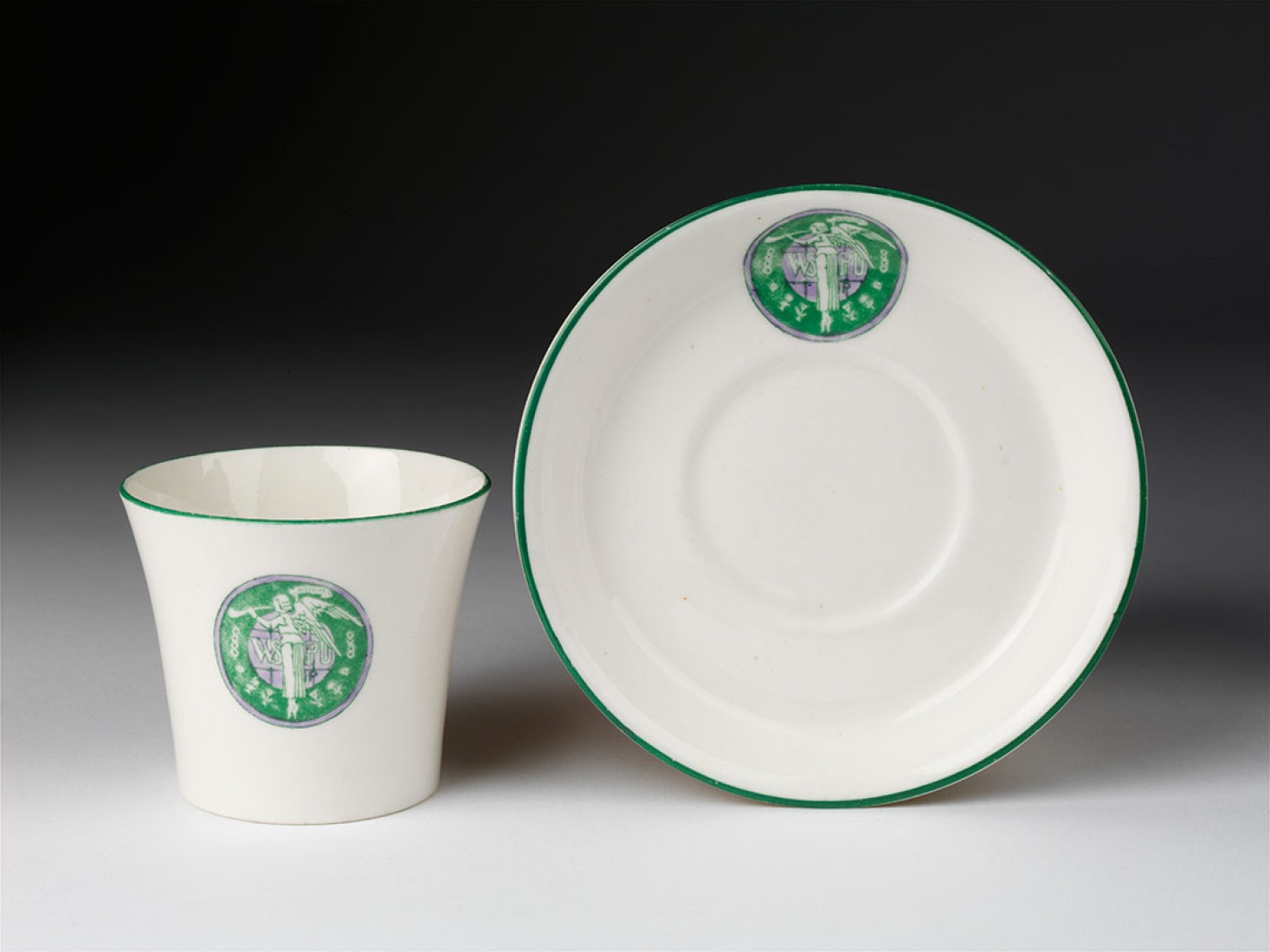 Porcelana china con impresiones en verde,  con el emblema de la Unión Social y Política de Mujeres (WSPU). Fotografía © Victoria and Albert Musem, Londres.