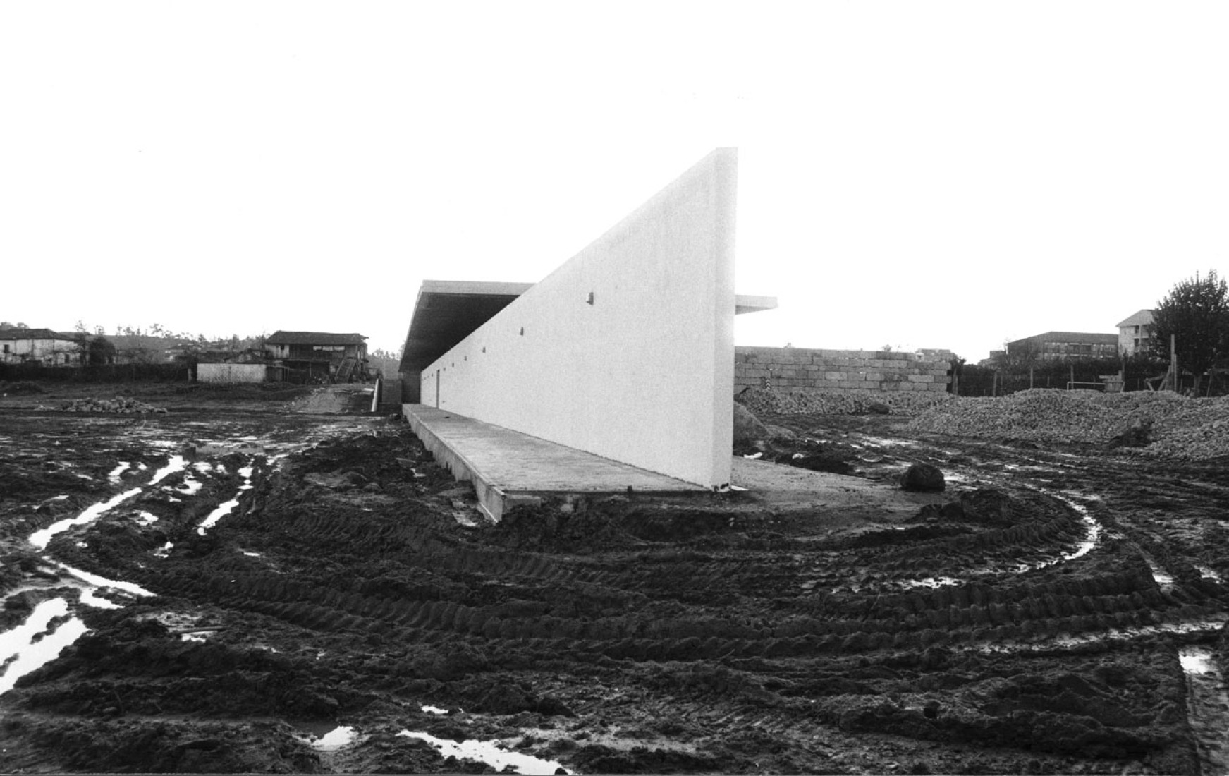 Revisiting the 80s: Carandá Market by Souto de Moura | METALOCUS