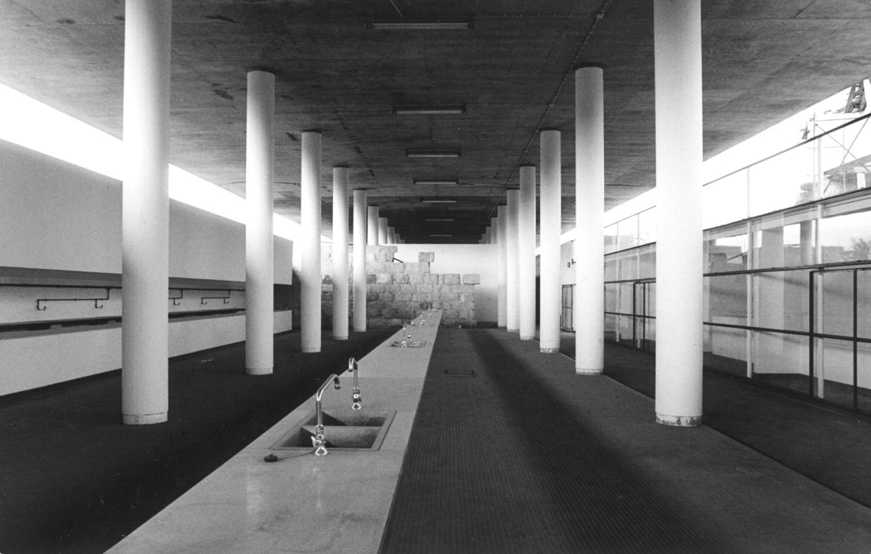 Revisiting the 80s: Carandá Market by Souto de Moura | METALOCUS