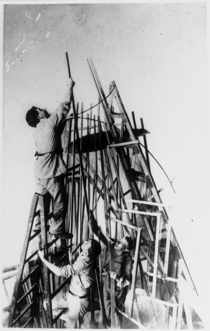 Fotógrafo desconocido. Vladimir Tatlin y sus ayudantes Losif Meerzon y Tevel Shapiro construyendo la primera maqueta para el Monumento a la 3ª internacional, Petrogrado, U.R.S.S. 1920. Impreso en gelatina de plata. CCA Collection. PH1993:0212