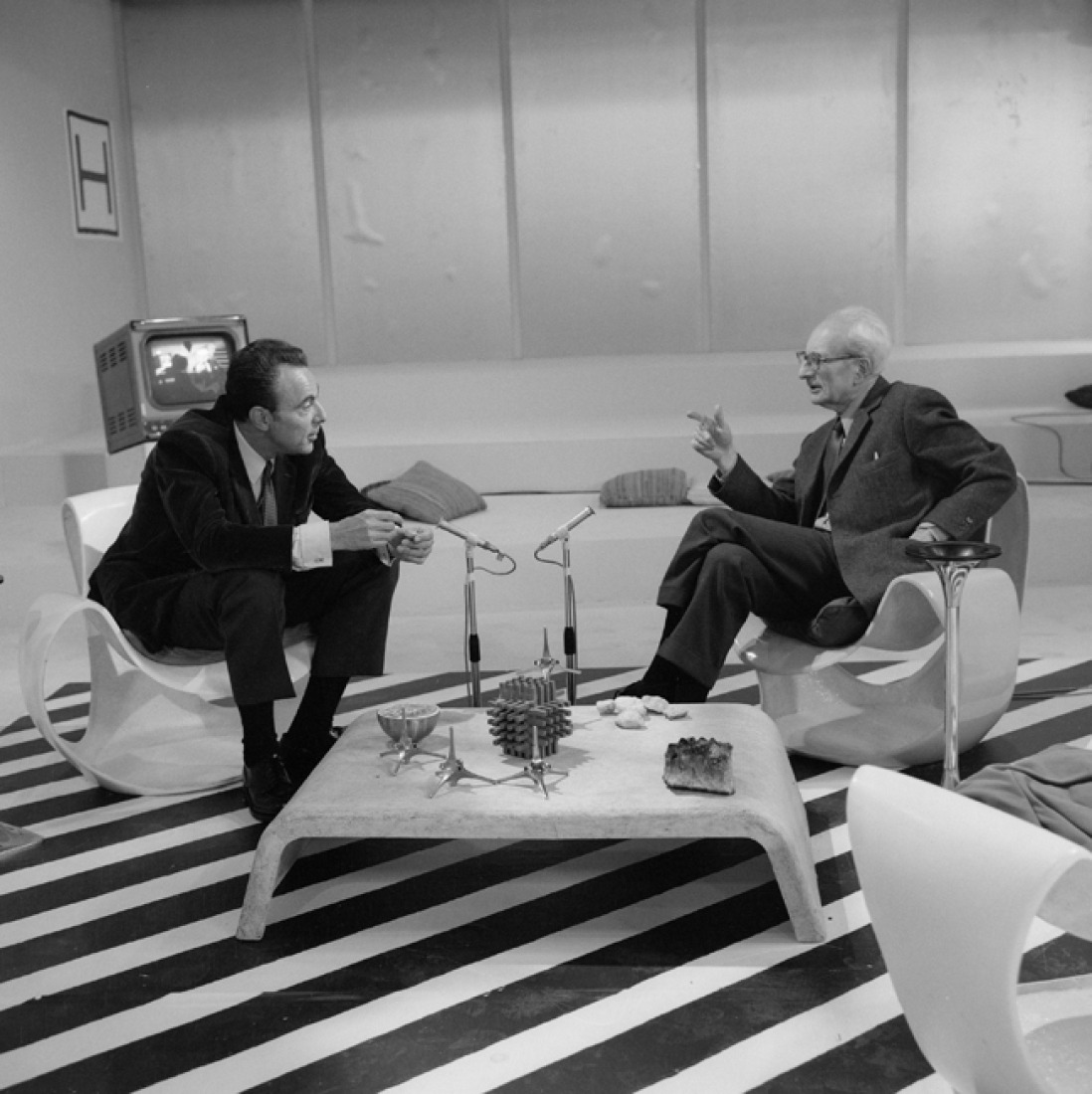 Marta Traba en el estudio, programa. El Museo imaginario, ca 1955. Archivo particular, Bogotá, Colombia.© Gustavo Zalamea, 2010.