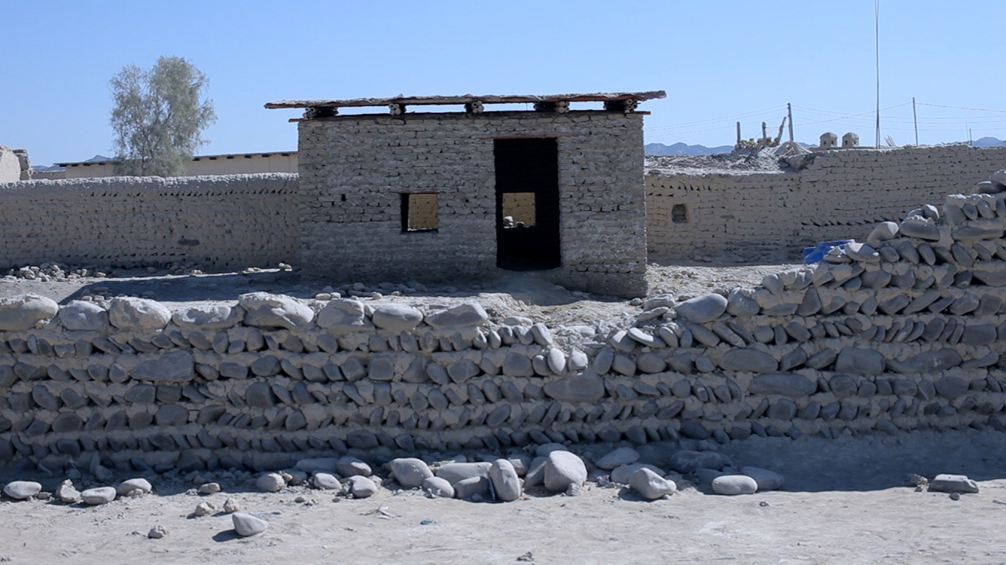 Ha construido más de 36.000 casas para las víctimas de las inundaciones y los terremotos en Pakistán desde 2010. Imagen © Al Jazeera.houses for victims of floods and earthquakes in Pakistan since 2010. Image © Al Jazeera.