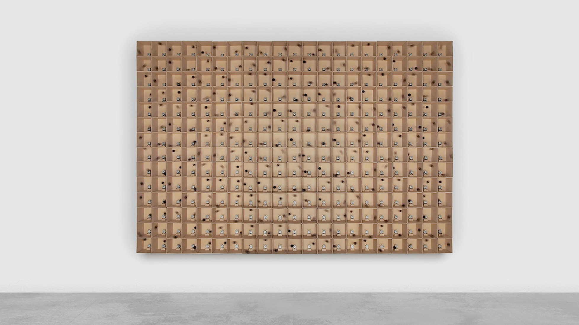 296 dc-motores preparados, bolas de fieltro, cajas de cartón 13x13x13cm Zimoun 2014. Imagen cortesía de Studio Zimoun.