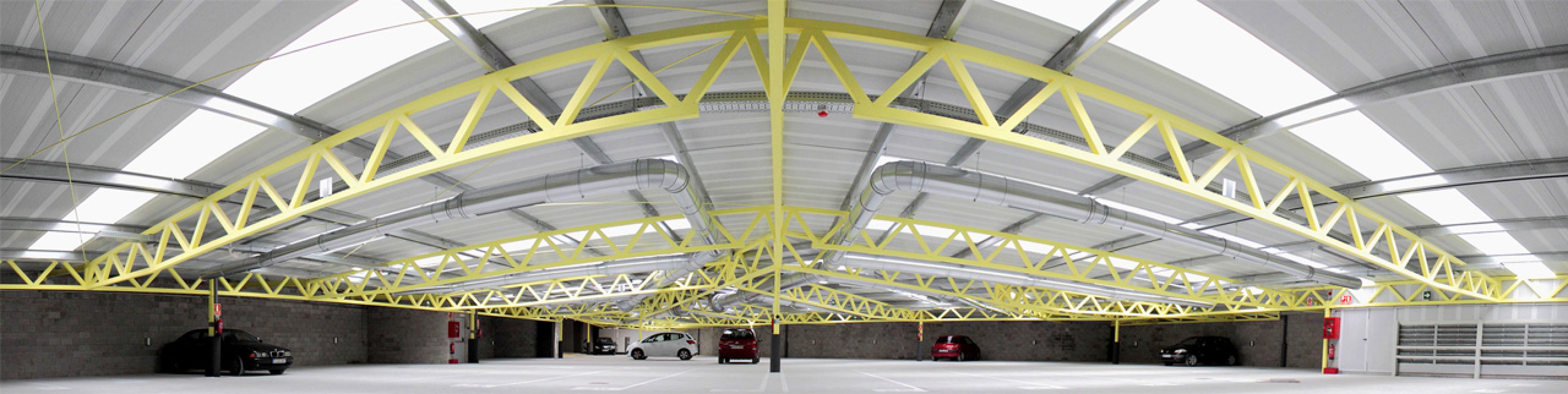 The truss beams cover 28 meters span. Public parking El Carbonero by CiO estudio. Photography © Daniel Ojanguren.