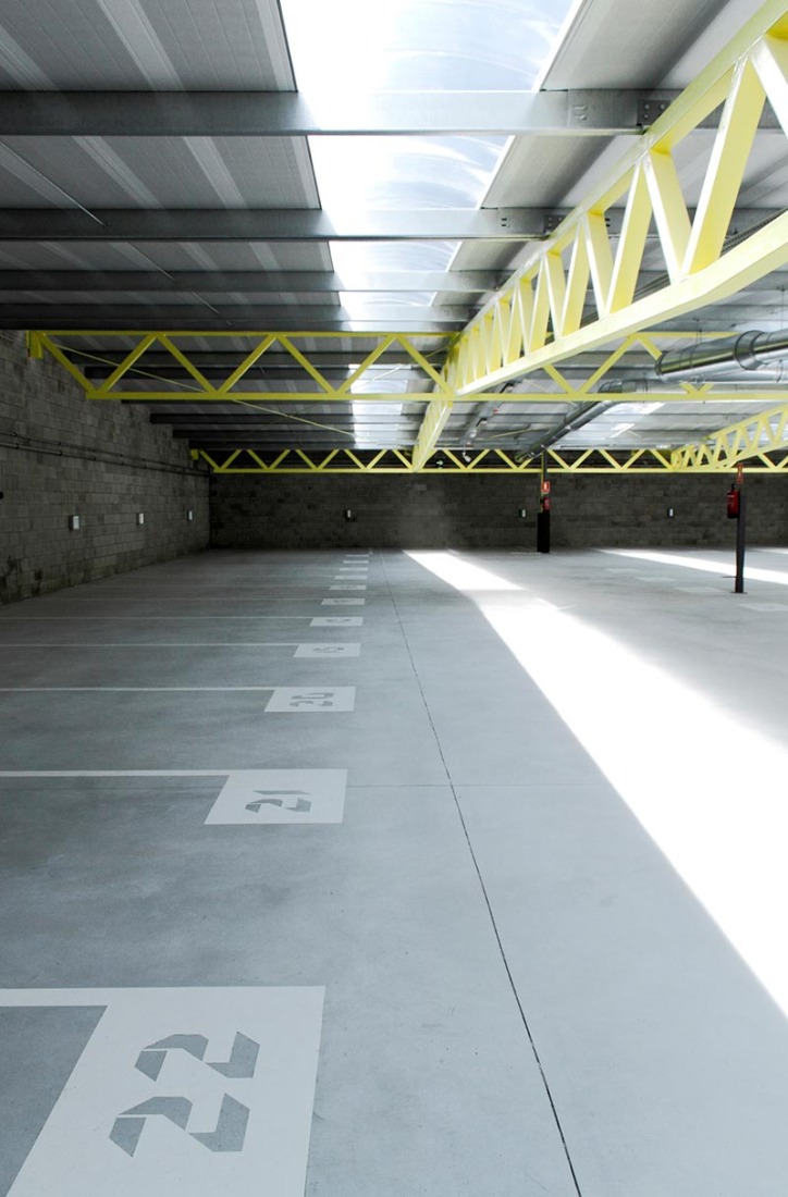 The parking has 70 parking space both spacious and easy to access. Public parking El Carbonero by CiO estudio. Photography © Daniel Ojanguren.