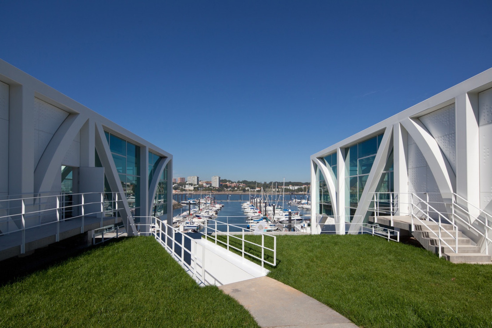 Douro Marina by Barbosa e Guimaraes. Photography © José Campos.