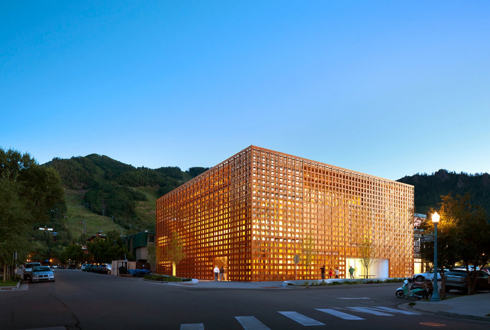 Visión exterior de la fachada. Nuevo Museo de Arte de Aspen por Shigeru Ban. Fotografía © David X Prutting/AAM.