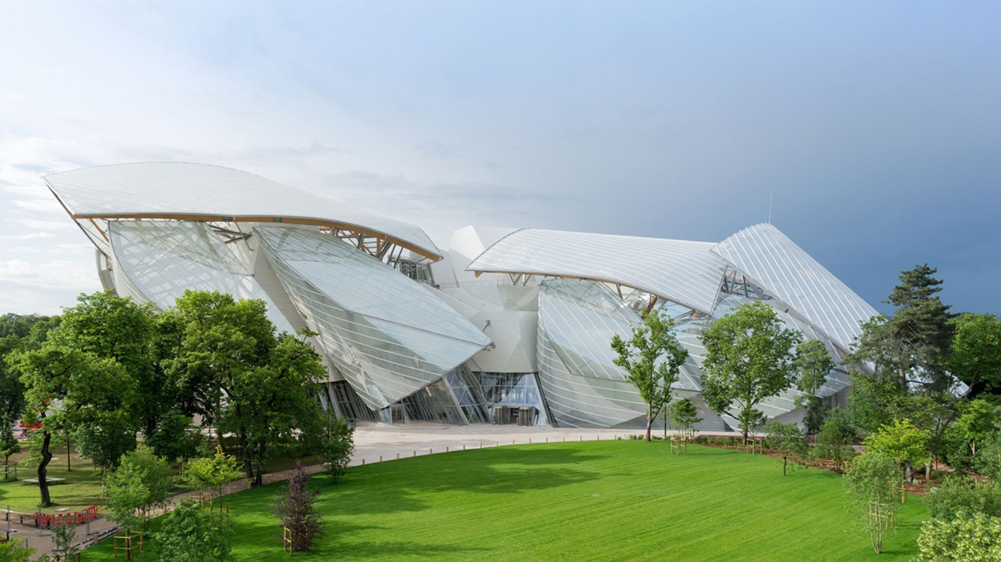 The new Foundation Louis Vuitton by Frank Gehry rises in Paris