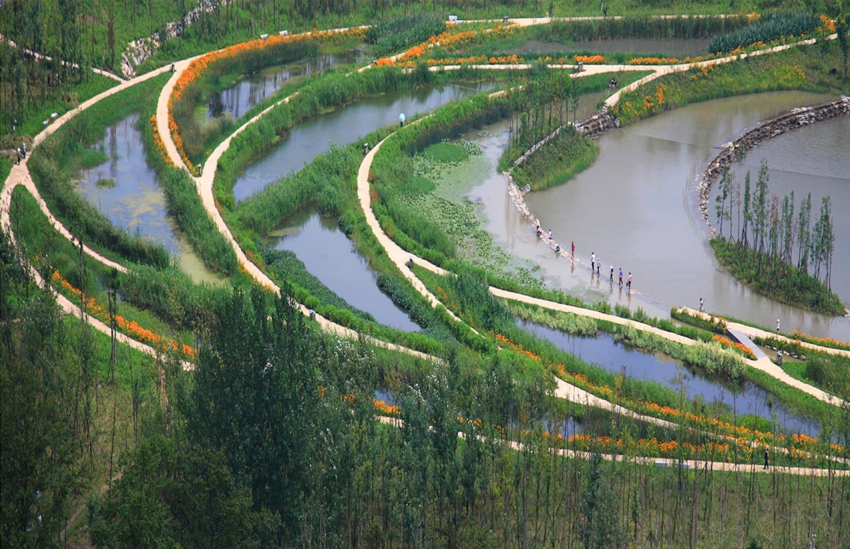 Использование водных объектов в рекреационных целях. Minghu Wetland Park. Проект Liupanshui Minghu Wetland Park. Рекультивация ландшафтов. Парк на рекультивируемой территории.