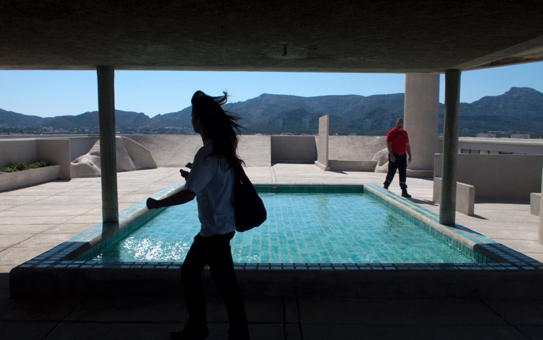 La Unidad de Habitación de Le Corbusier en en Marsella (1952) fue diseñada teniendo en cuenta las actividades del cuerpo, sus piscinas y terrazas, eran el orgullo de sus habitantes. Foto por Stephen Burrows. Revista Aeon.