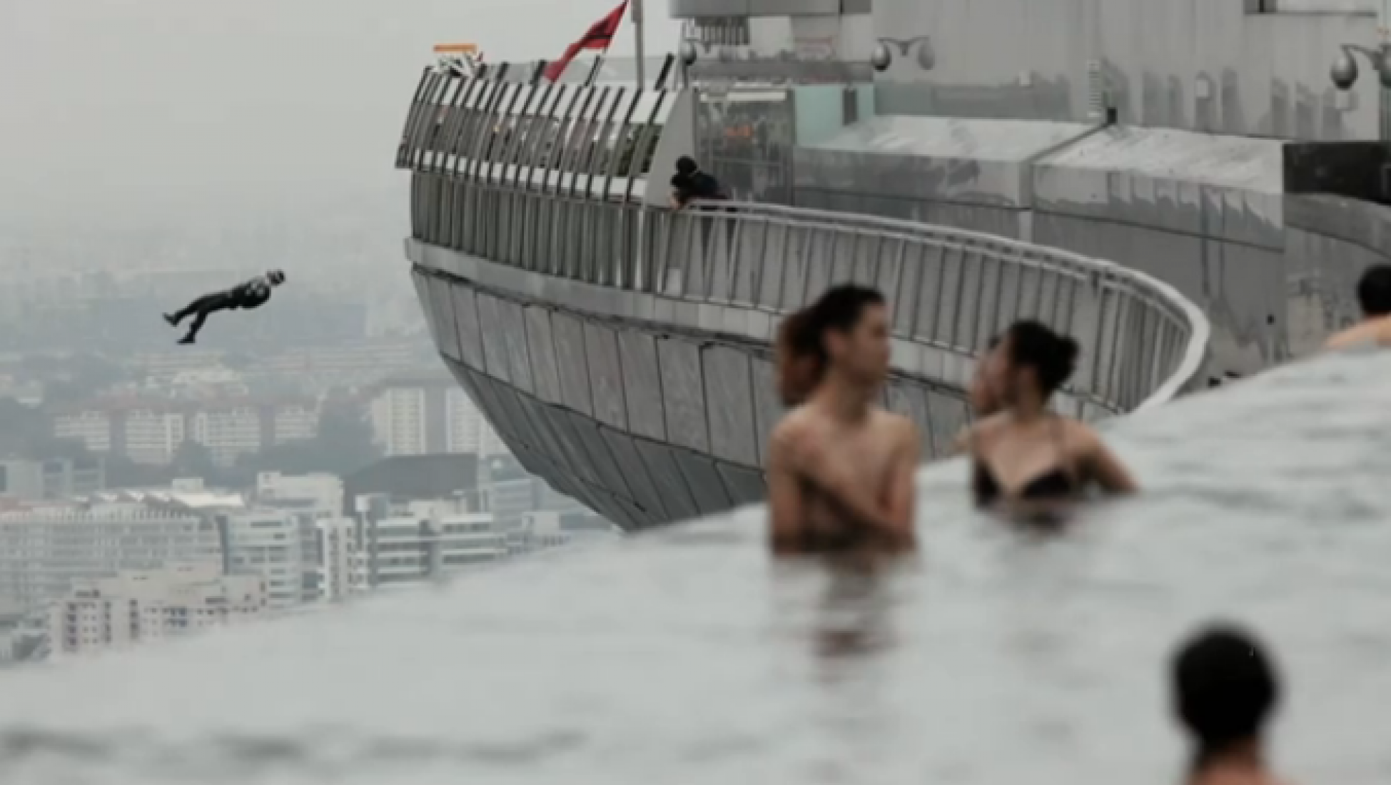 Бейсджампинг Сингапур. Вода падает с высоты 60