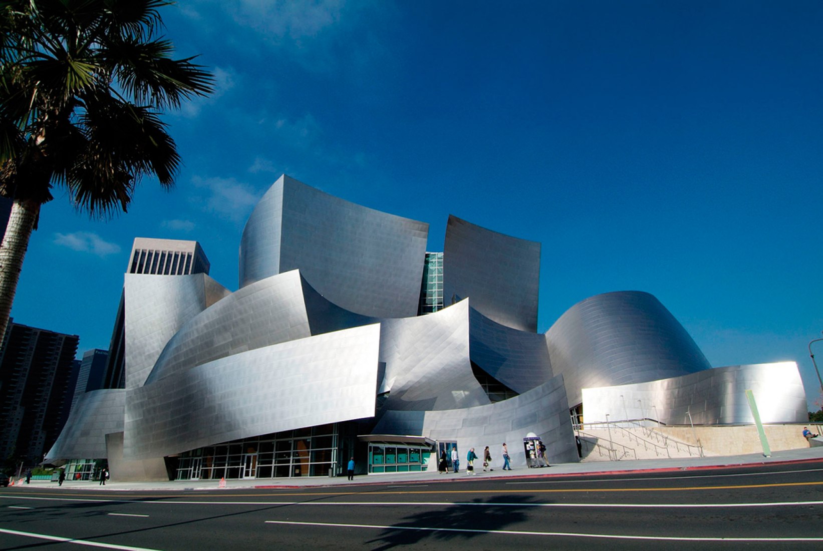 Архитектура зданий театров. Лос Анджелес концертный зал Уолта Диснея. Фрэнк Гери концертный зал Уолта Диснея. Концертный зал Фрэнк Гери Лос Анджелес. Концертного зала Уолта Диснея в Лос-Анджелесе.