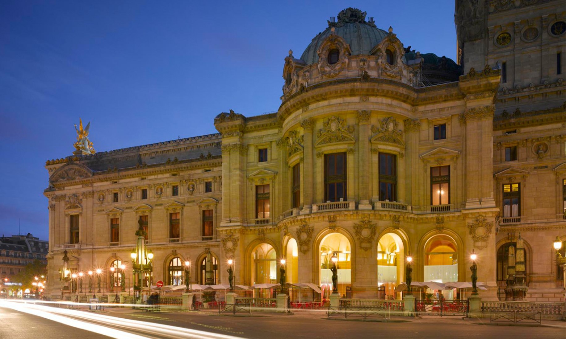 Vista exterior del restaurante de la Opera Garnier por Odile Decq Benoit Cornette. Fotografía © Roland Halbe. ODBC.