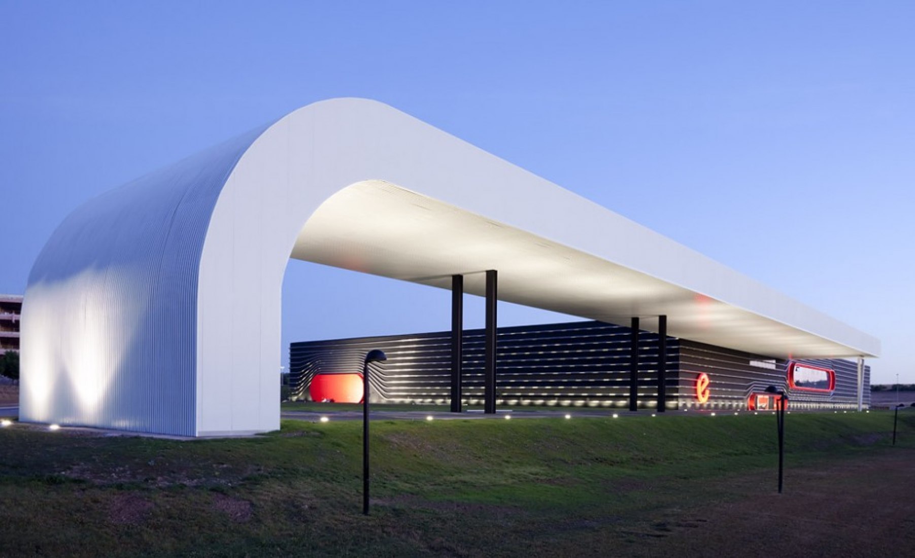 Промышленные здания и сооружения. Промышленная архитектура Live Architecture. Промышленная архитектура XXI века. Современный завод архитектура. Необычные промышленные здания.