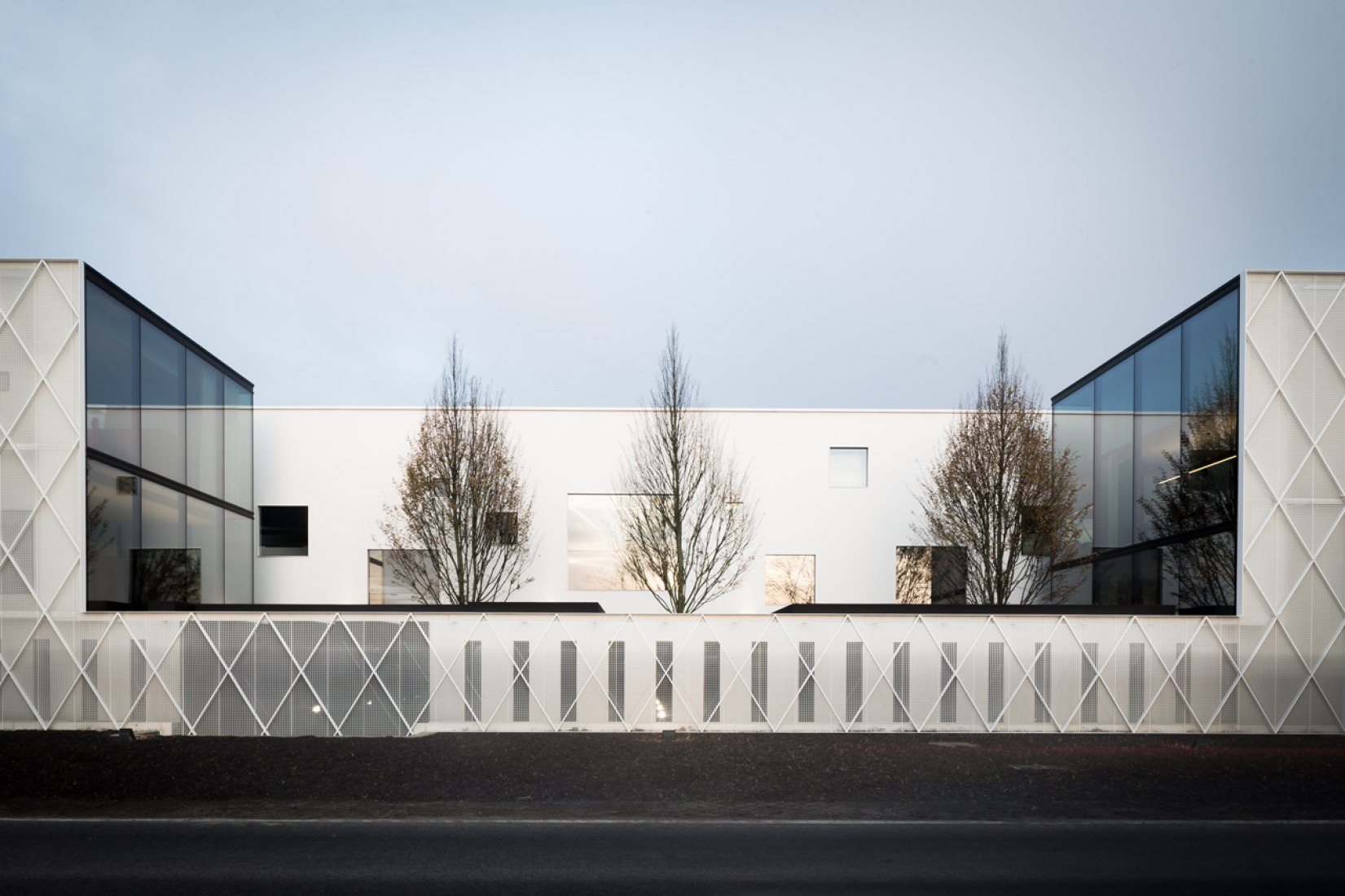 Outside view. Office LL by Caan Architecten. Photograph © Thomas De Bruyne – Cafeine.