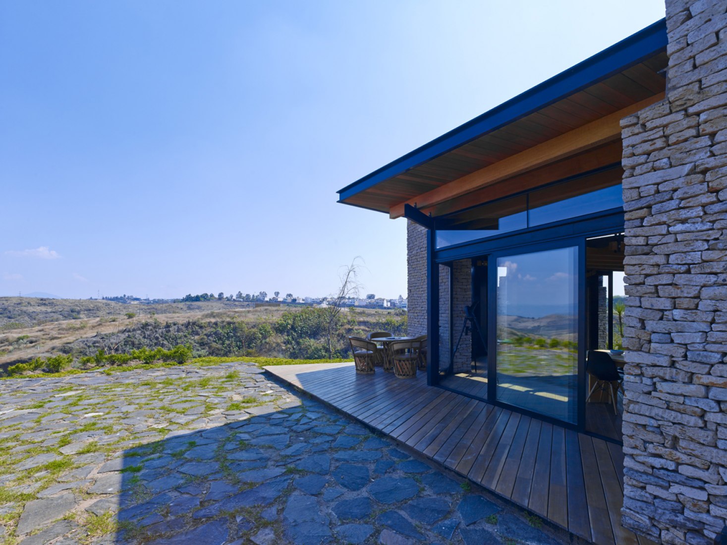 pabell-n-en-r-o-blanco-por-carme-pin-s-sobre-arquitectura-y-m-s