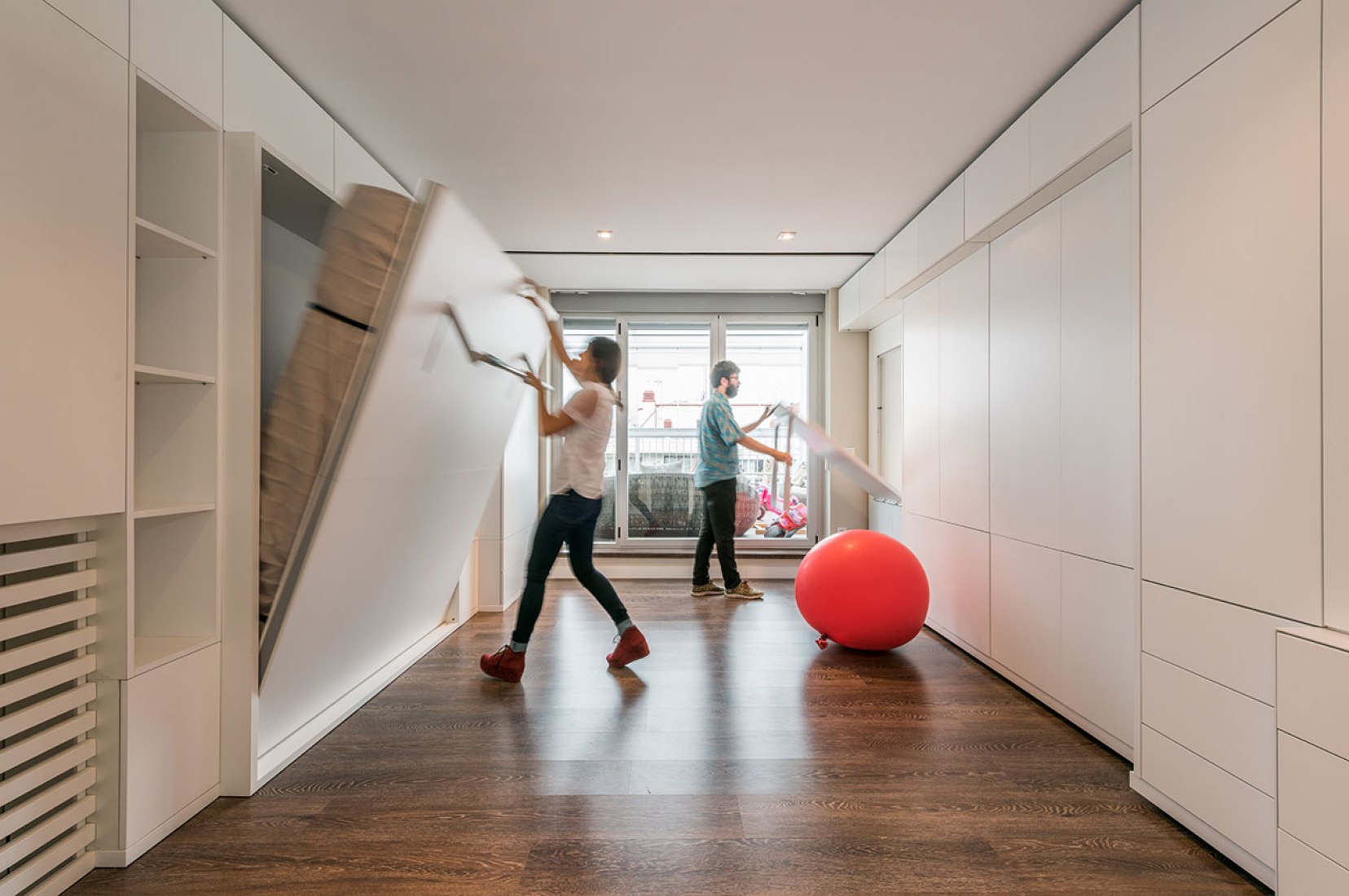 Стена трансформер в квартире. Передвижная стена в квартире. Мобильная квартира. Передвигаемая стена в квартире. Интерьеры стены перегородки белый лён.