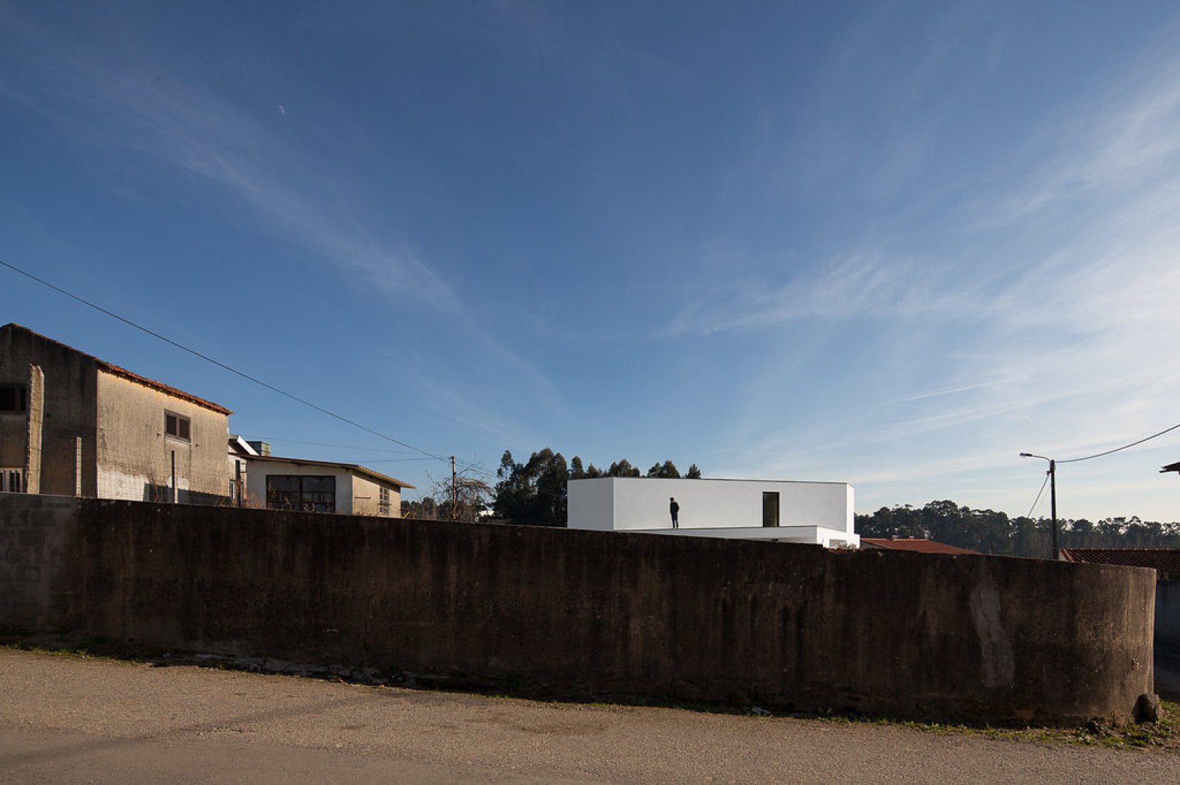 Entorno. Casa en Arrifana por Pedro Henrique. Fotografía © José Campos.