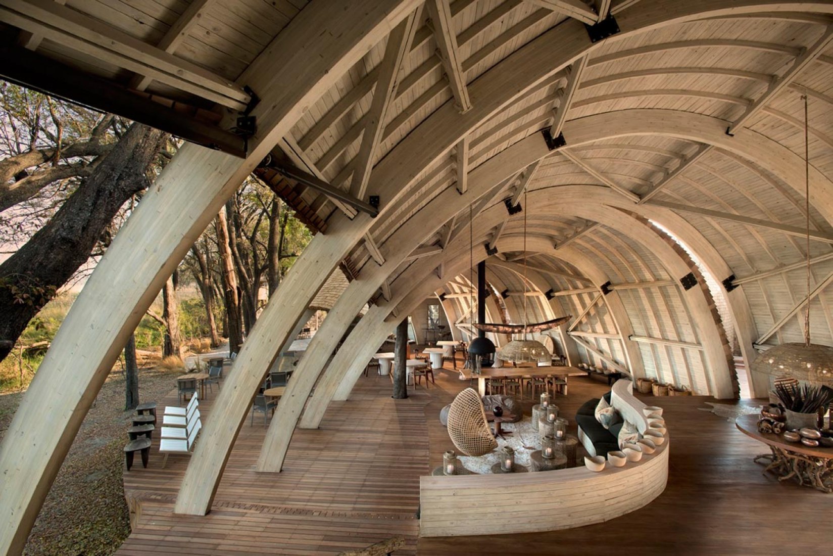 Этнические проекты. Sandibe Okavango Safari Lodge. Этническая архитектура. Этно стиль в архитектуре. Этно архитектура проект.