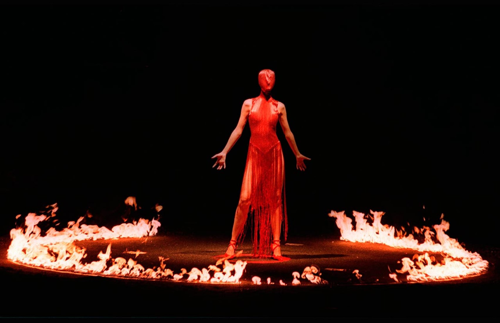 1998 alexander mcqueen fashion show gisele 1998 alexander mcqueen fashion show gisele