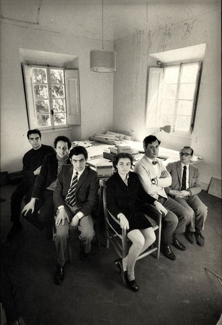 Archizoom en 1969. De derecha a izquierda.- Gilberto Corretti, Andrea Branzi, Massimo Morozzi, Lucia Morozzi Bartolini, Dario Bartolini, Paolo Deganello.