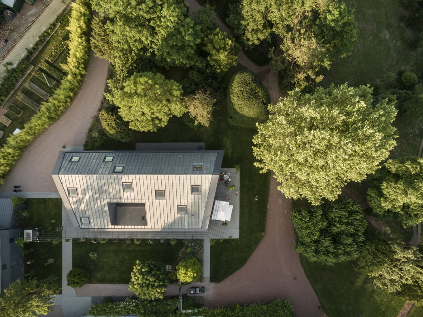 Aerial view. Chestnuts house by Marchi Architectes. Photography © Fernando Guerra. 