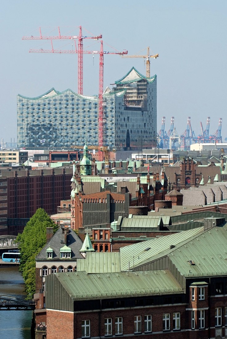 Elbphilharmonie Hall por Herzog and De Meuron, en construcción, Junio, 2013.