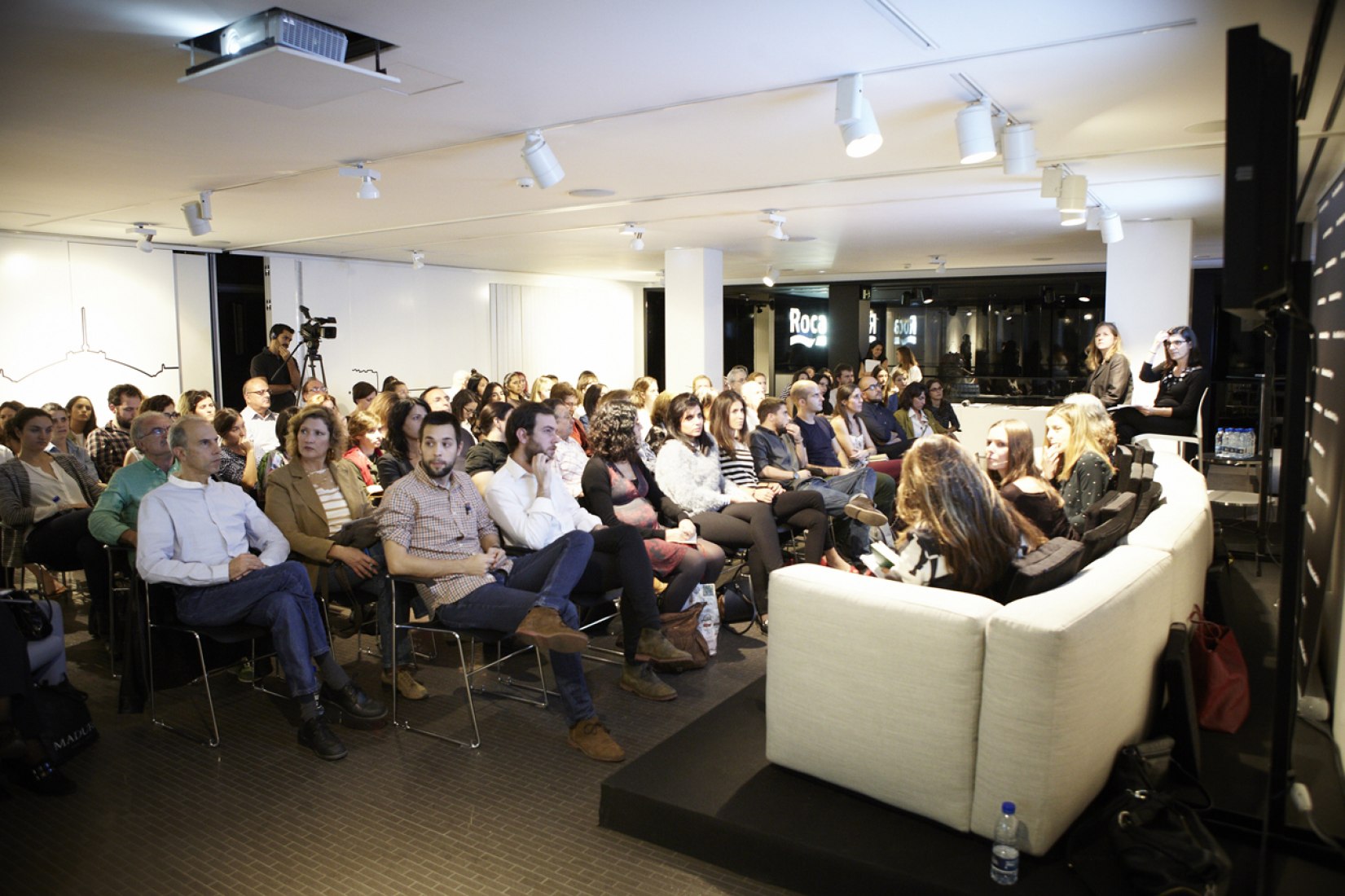 El público del primero encuentro de “Espacios para Arquitectas”. Foto cortesía de Madrid Roca Gallery.