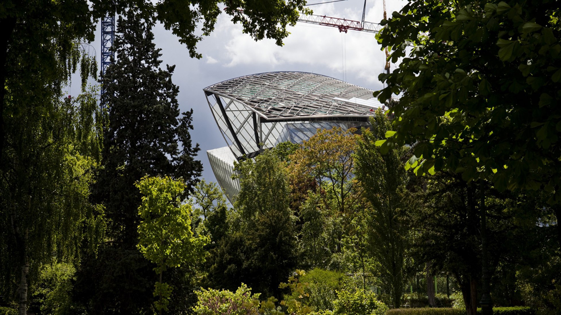 The new Foundation Louis Vuitton by Frank Gehry rises in Paris | The ...
