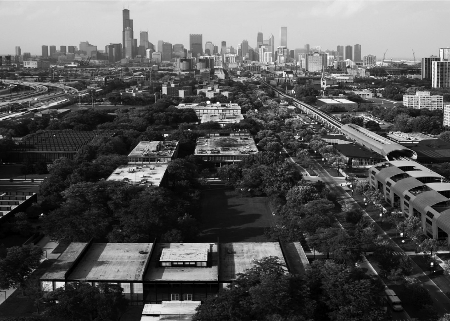 Vista aérea del IIT. Mies van der Rohe en el Instituto Tecnológico de Illinois. Robert F. Carr Memorial, Capilla San Salvador, Illinois, EEUU 1949-1952. Fotografía © Cortesía del IIT College of Architecture. 