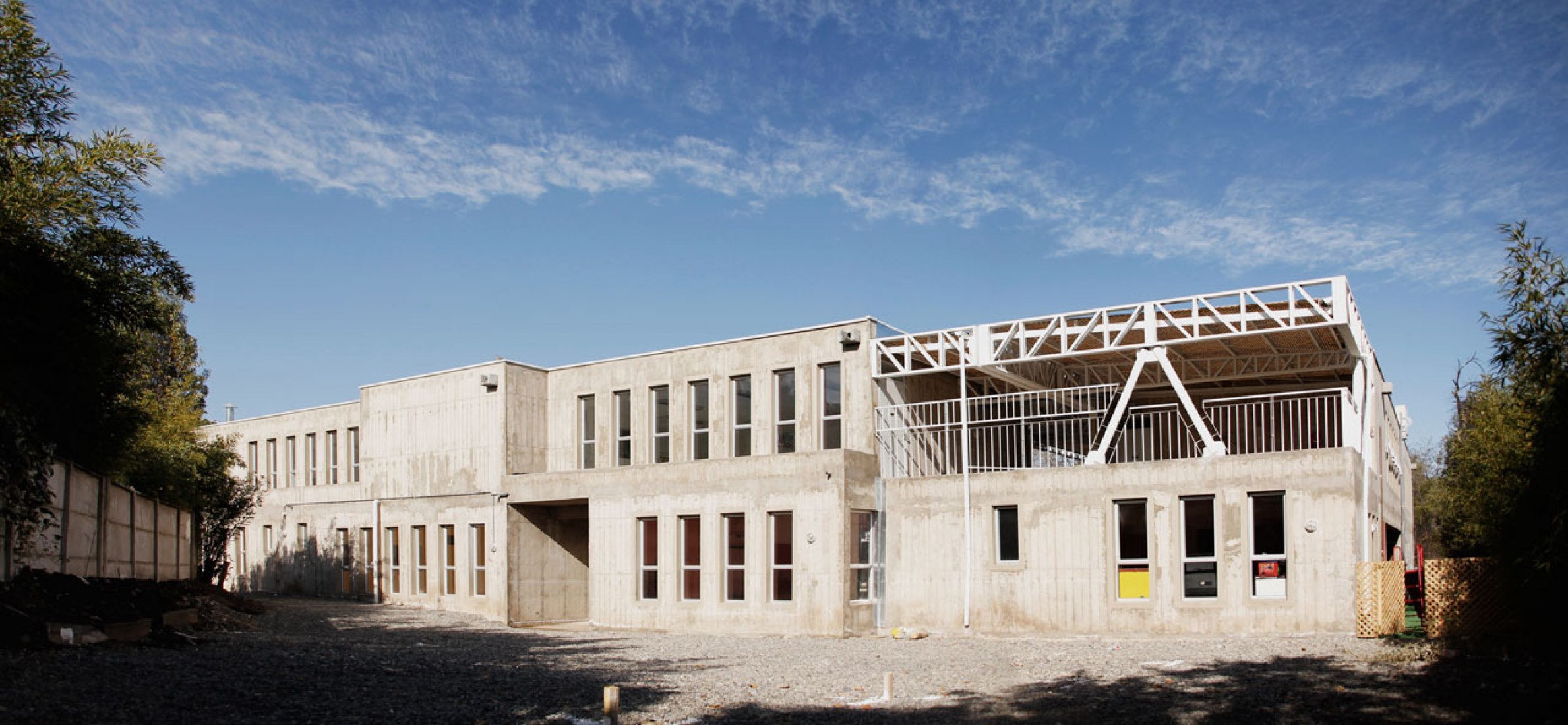 Fachada este del jardín infantil Lastra por Felipe Balmaceda. Fotografía © Francisca Tuca. 