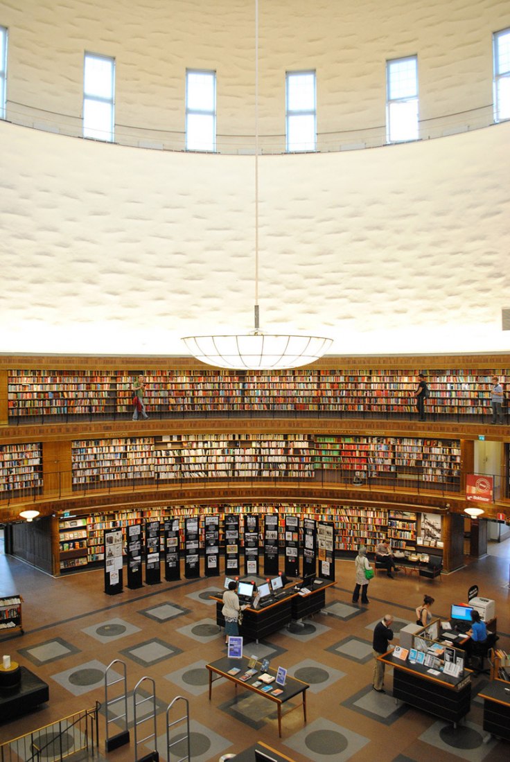 Interior de la Biblioteca de Asplund en Estocolmo. Fotografía © Jonathan Rieke.