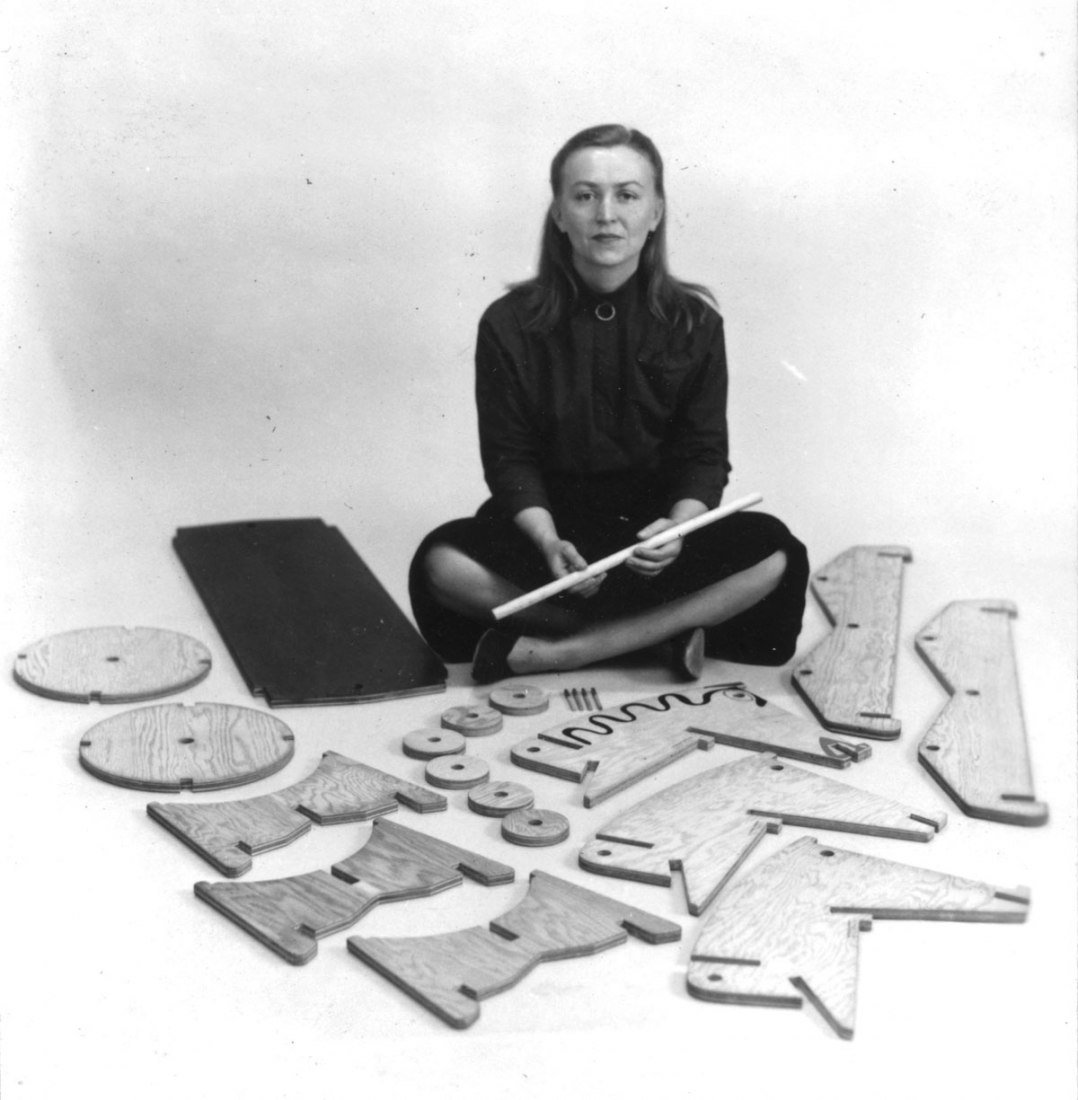 Anne Tyng Anne Tyng que desarrolló el juguete hazlo-deshazlo posa detrás de uno de sus kits.