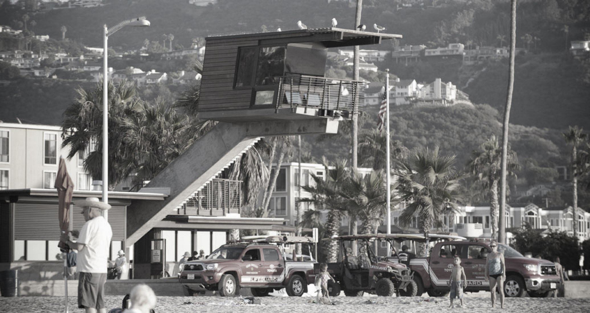 Surveillance hut and stairs from the beach. La Jolla Shores Lifeguard Station by RNT Architects. Image courtesy of RNT Architects.