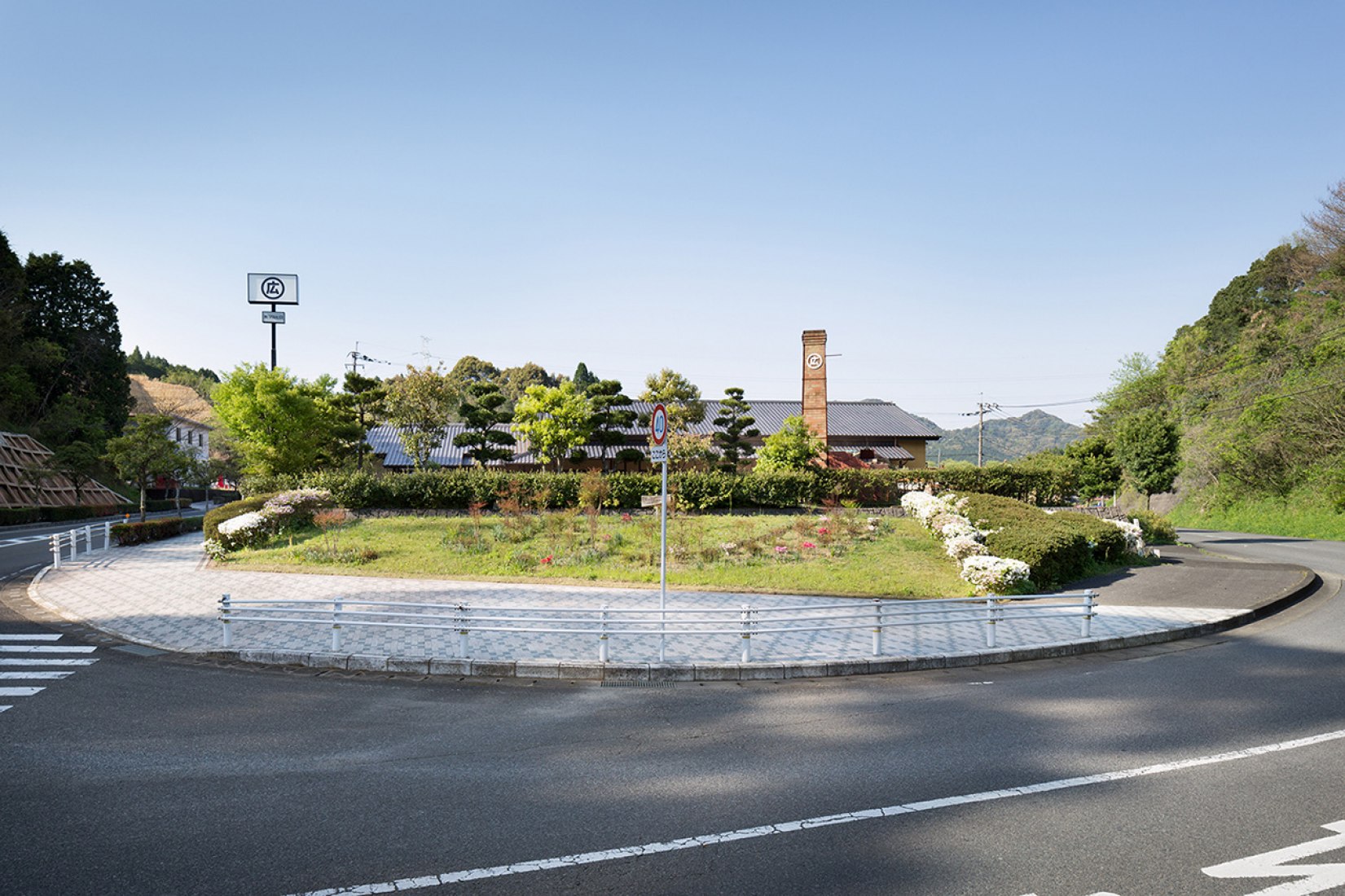 Vista exterior. Tienda insignia Maruhiro por Yusuke Seki. Fotografía © Takumi Ota.