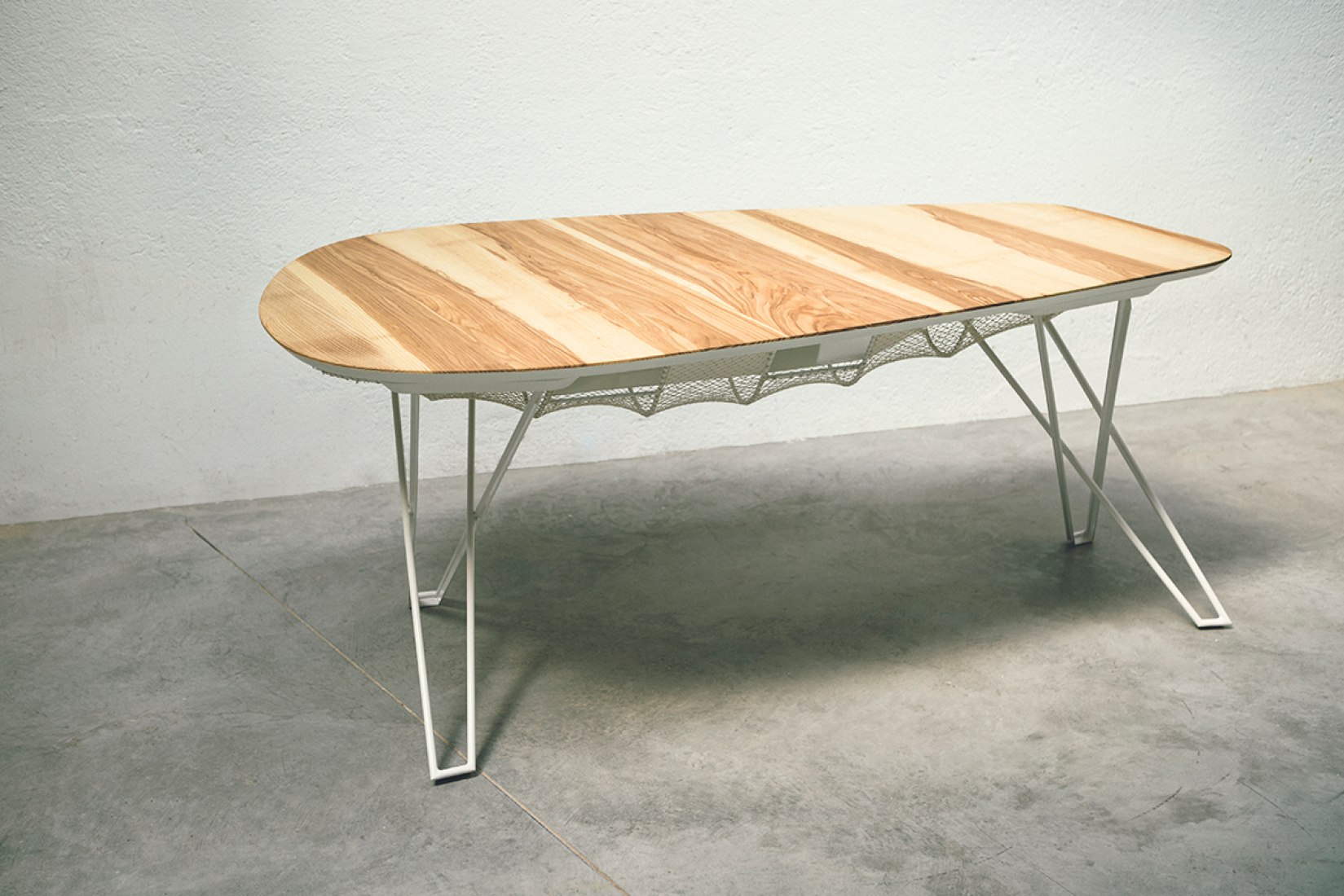 Imagen de la mesa Ray, diseñada por MAYICE. Fotografía © Pablo Gómez-Ogando Rodriguez