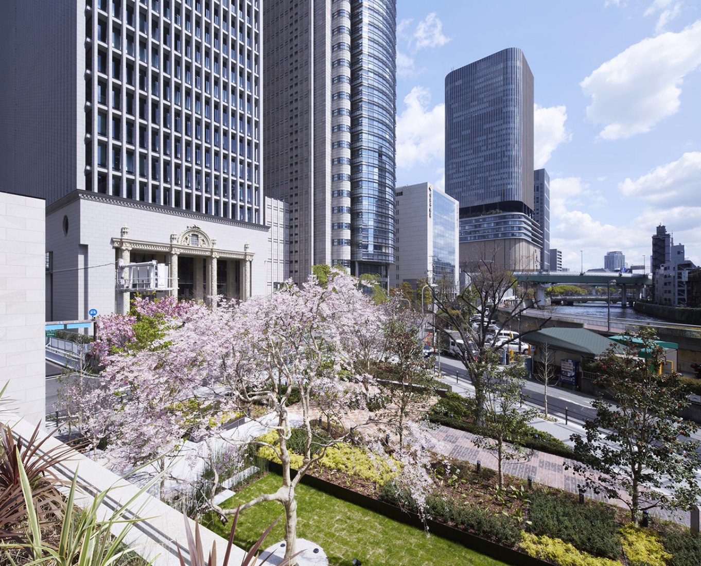 Jardín, visto desde la cubierta del segundo piso peatonal. Mitsui Garden Hotel Osaka Premier por STGK, Nakanoshima, Osaka, Japón. Fotografía @ Kouji Okumura.