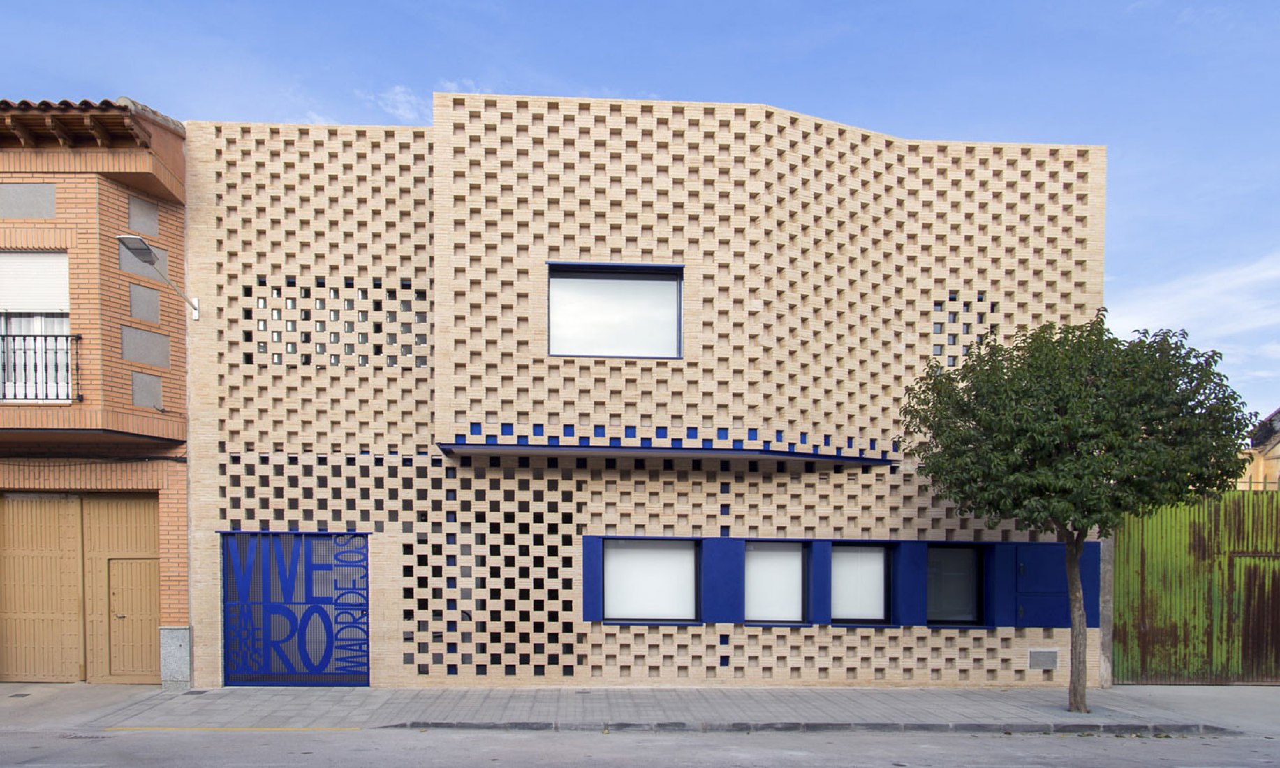 Doble piel de la fachada. Rehabilitación de un vivero de empresas por OOIIO. Fotografía © Eugenio H. Vegue, Francisco Sepúlveda.