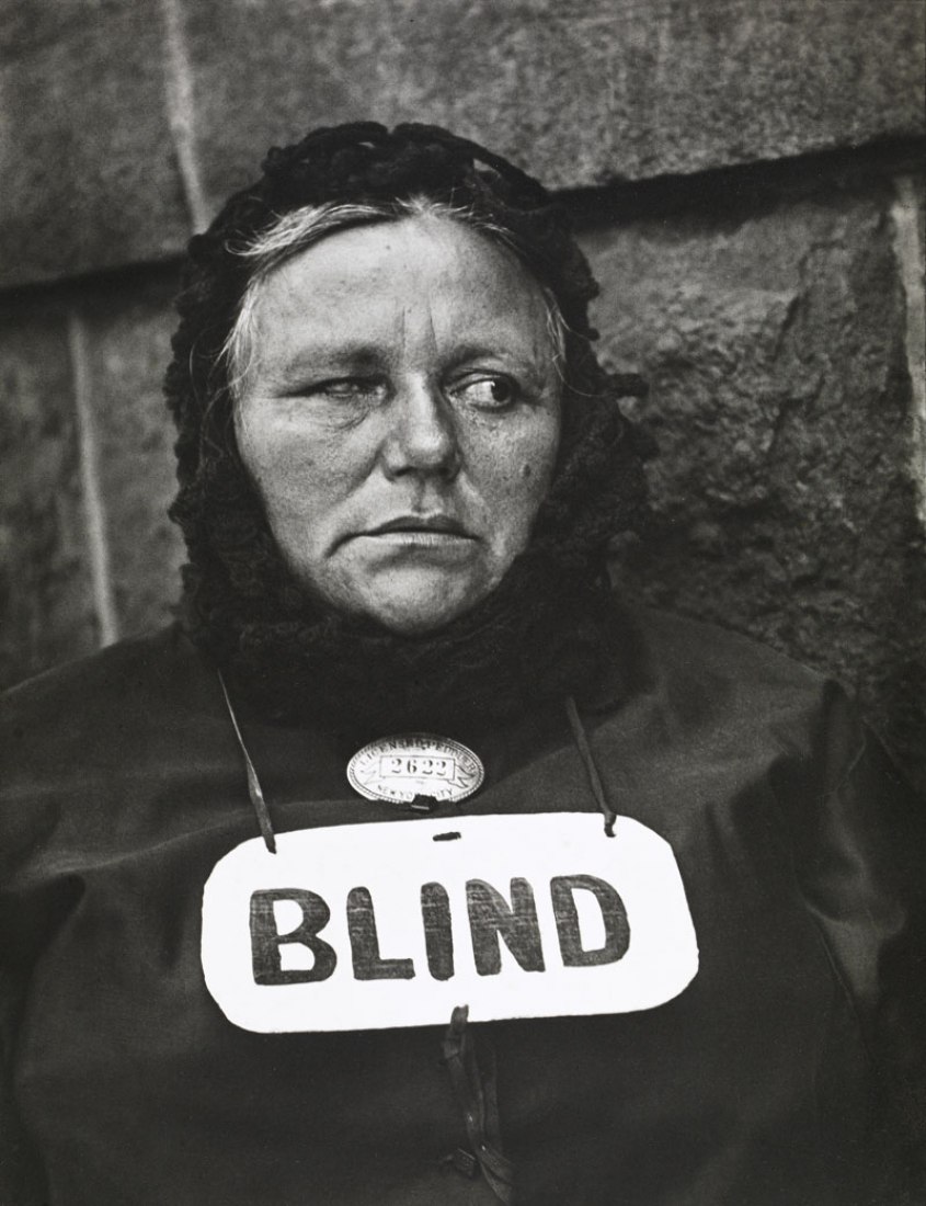 Blind Woman, New York, 1916 (negative), 1940s (print)  Gelatin silver print  Colecciones FUNDACIÓN MAPFRE, Inv: FM000886  © Aperture Foundation Inc., Paul Strand Archive