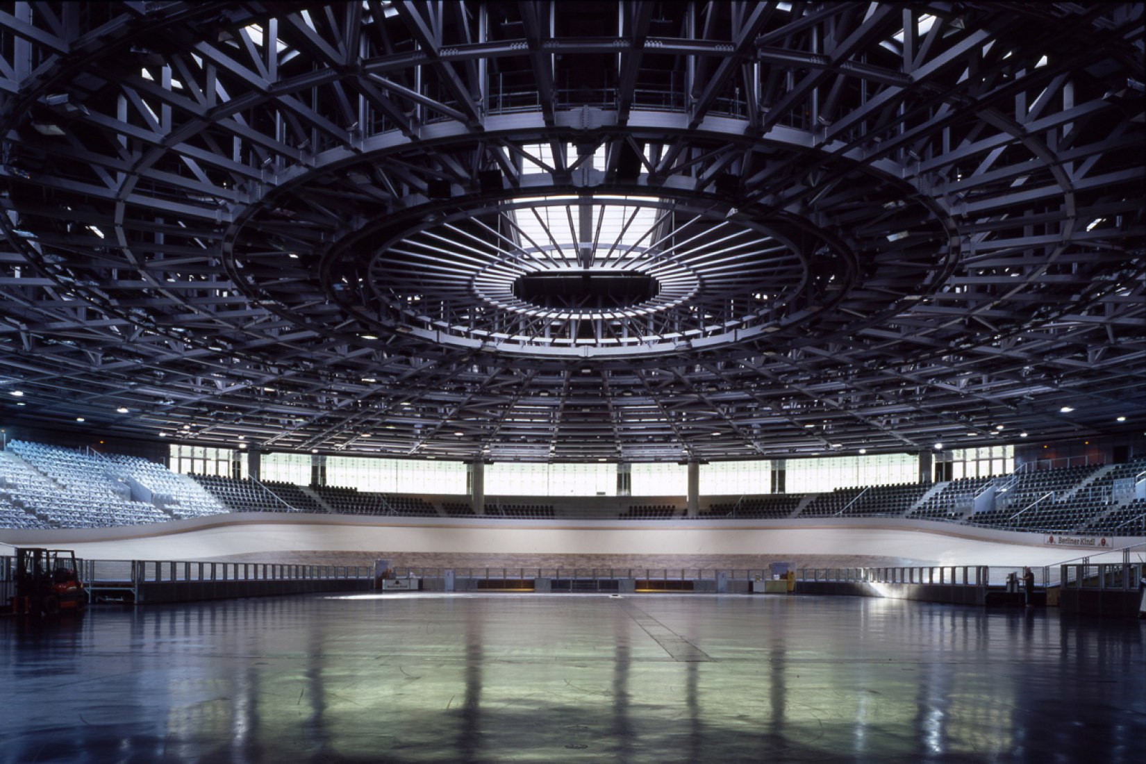 Interior del Velódromo y piscina olímpica, Berlín, Alemania, por Dominique Perrault. Fotografía cortesía Dominique Perrault Architecture.