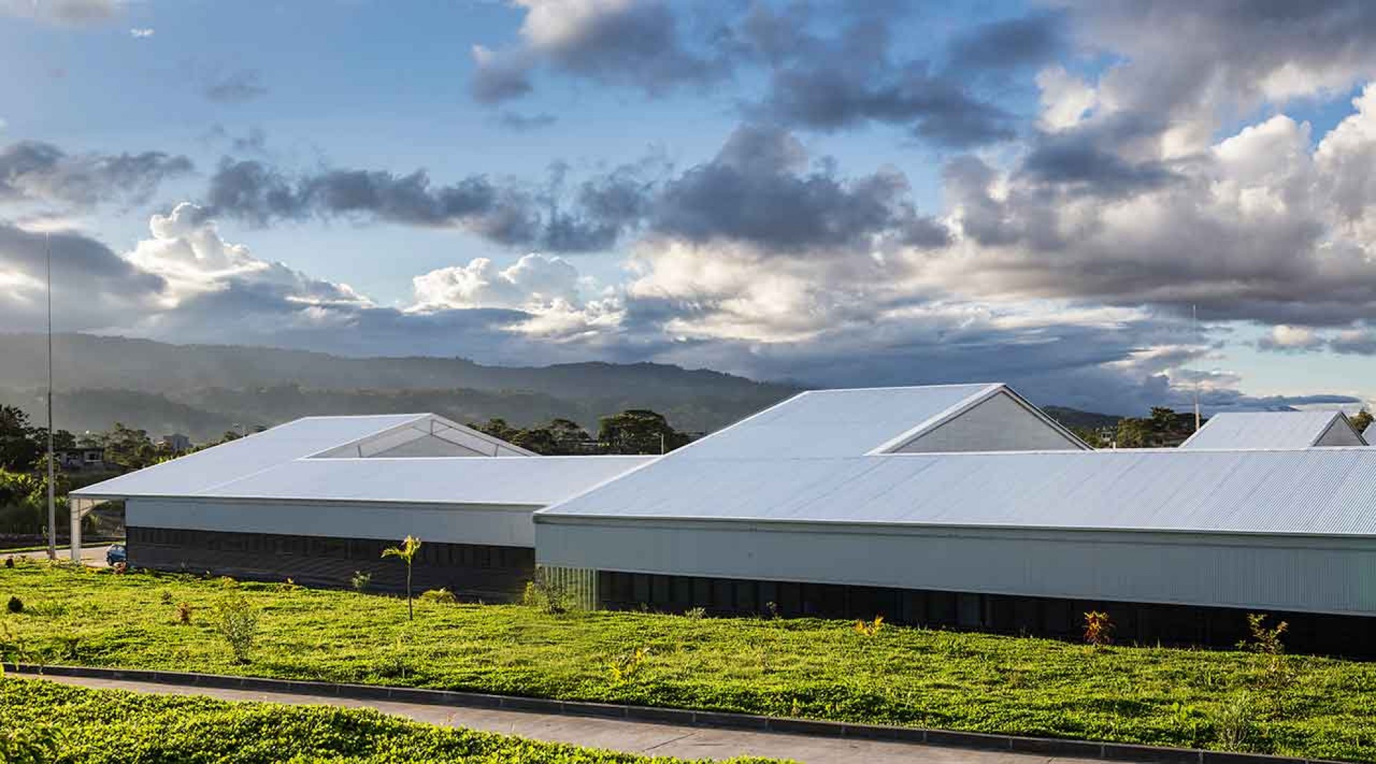 Hospital de Puyo por Patricio Martínez, Maximià Torruella. Fotografía © Sebastián Crespo. Cortesía de ArquinFAD. Señala encima de la imagen para verla más grande.