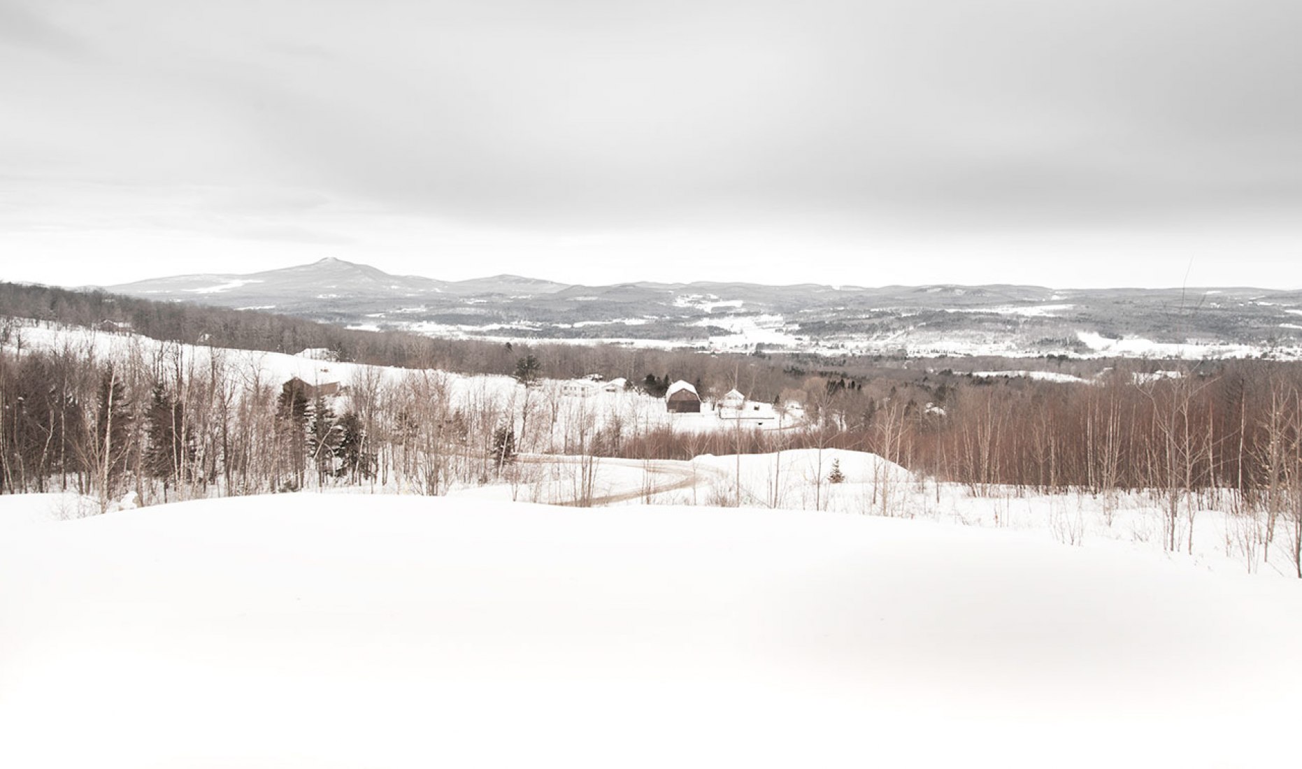 Vista del entorno nevado de la Vivienda Roy-Lawrence por Chevalier Morales Architectes. Fotografía © Chevalier Morales Architectes