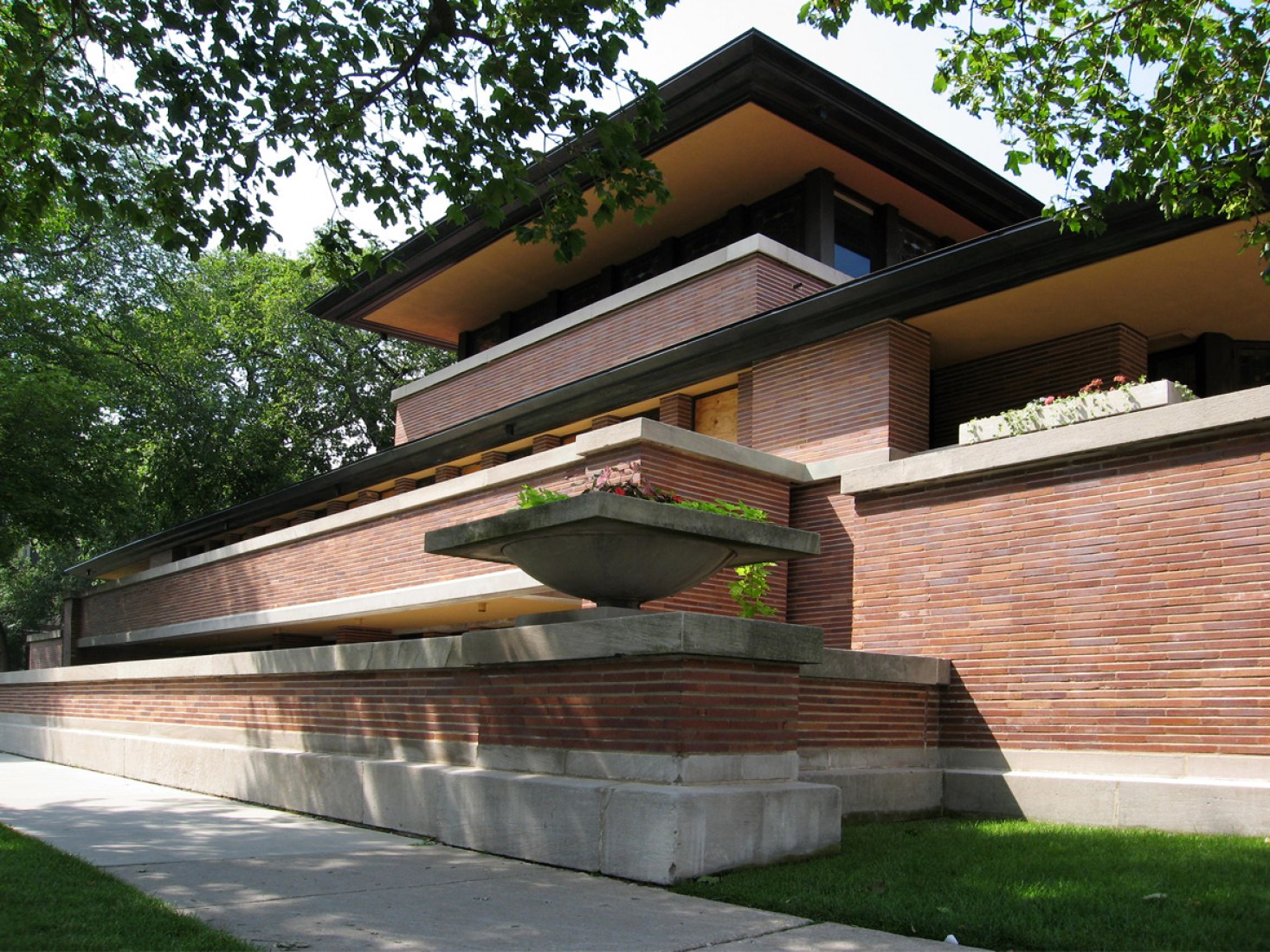 Exterior view. The best example of the Prairie Houses, the Robie House, 1908-1910. Photography © Wikipedia.