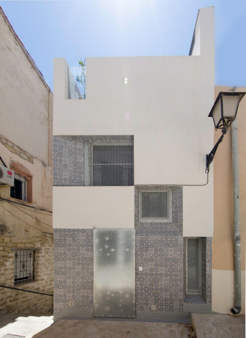 Vista exterior. Reforma y ampliación de la Casa Enroque por el estudio Rocamora Diseño y Arquitectura, Alicante, España. Fotografía © Cabrera Photo.