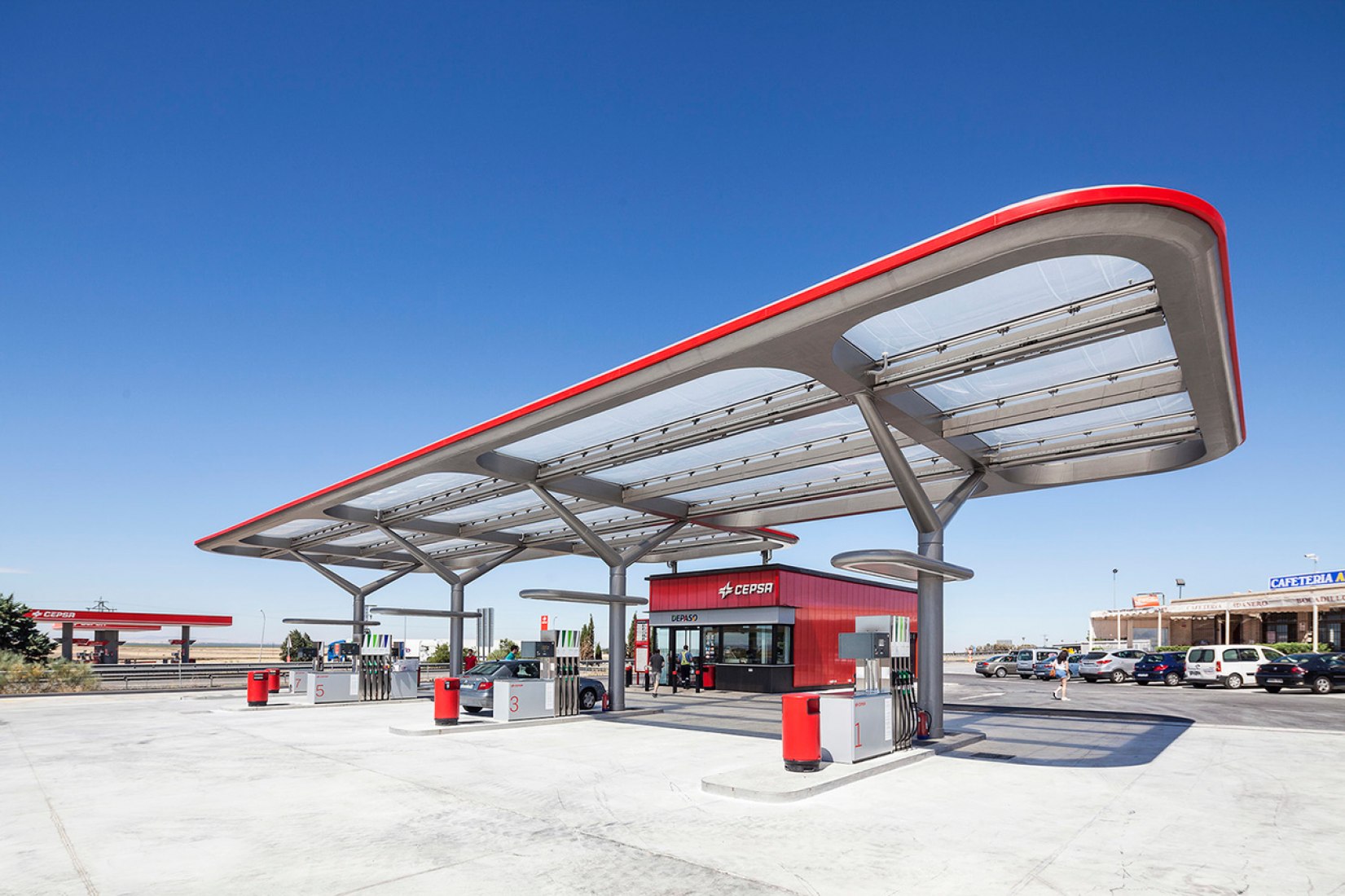 Nueva estación de servicio de CEPSA por Saffron, Tangerine y M+P arquitectos. Photography @ Montse Zamorano. Courtesy of CEPSA. 