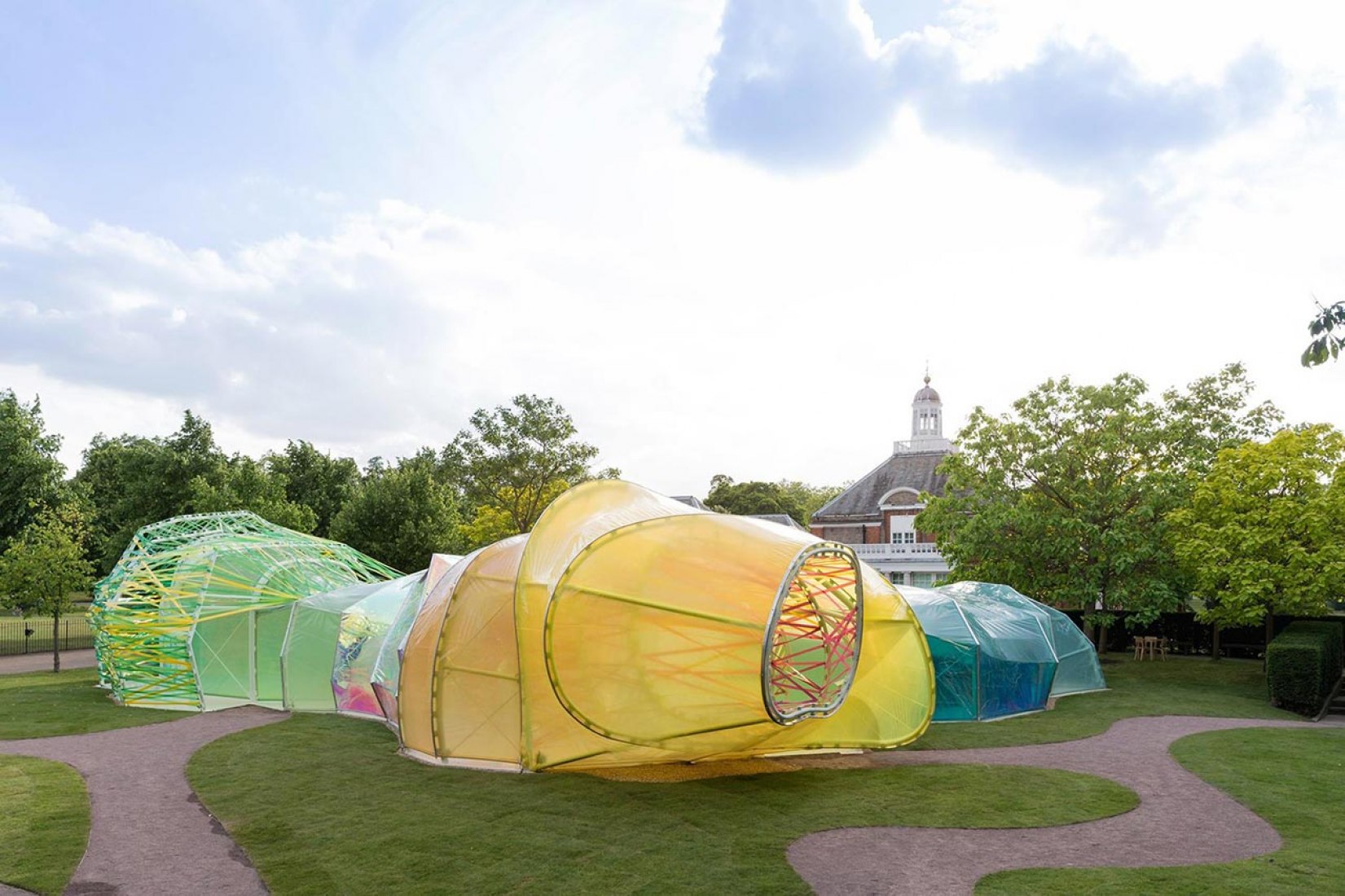 Pabellón 2015 de la Serpentine Gallery por SelgasCano. Fotografía © Iwan Baan. Imagen cortesía de Serpentine Galleries